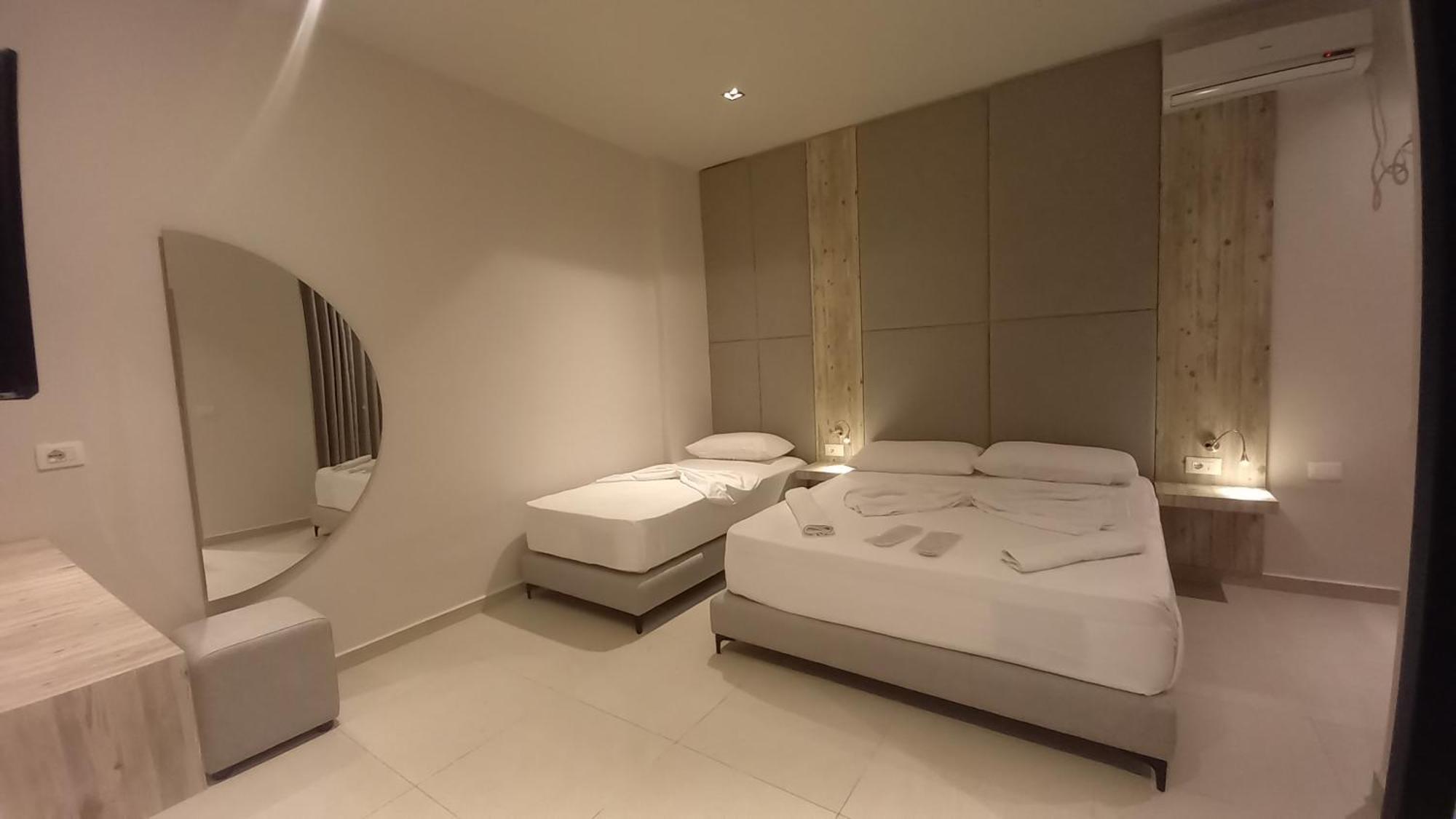 Hotel Aglon Vlorë Buitenkant foto