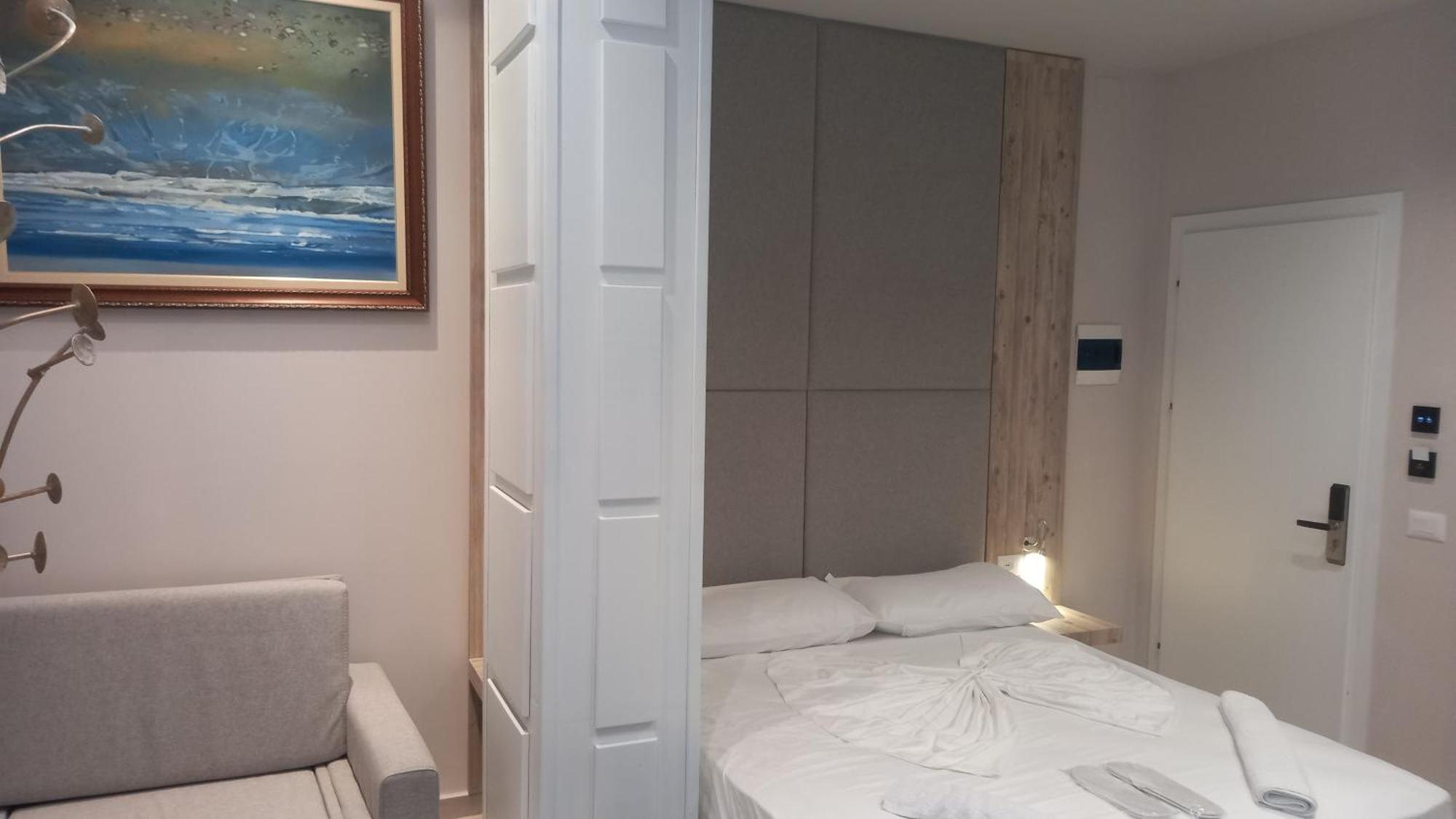 Hotel Aglon Vlorë Buitenkant foto