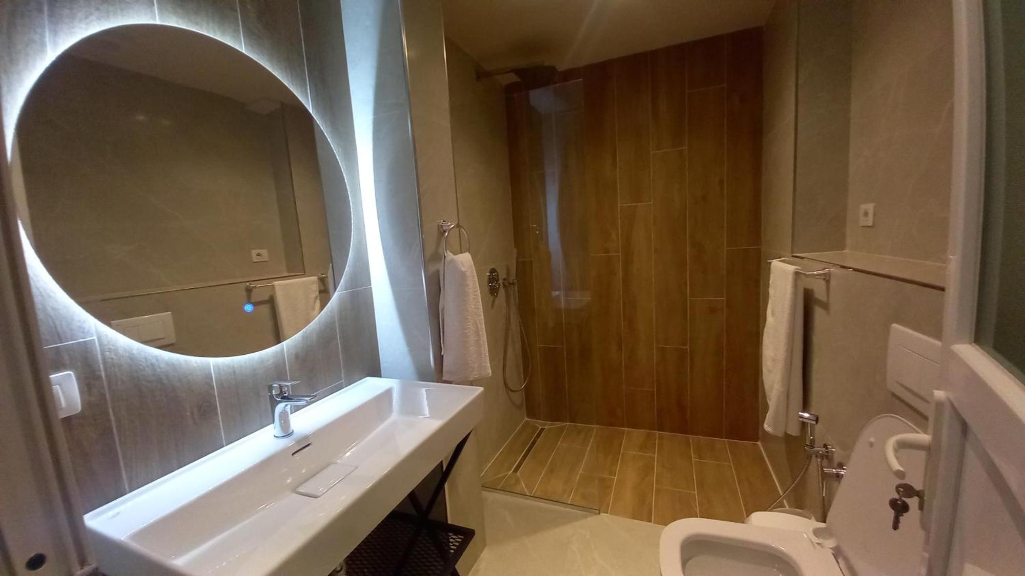 Hotel Aglon Vlorë Buitenkant foto